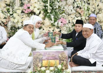 BUPATI HSS HADIRI AKAD NIKAH PUTRI WABUP H. SURIANI, DOAKAN MENJADI KELUARGA SAKINAH, MAWADDAH, WARAHMAH