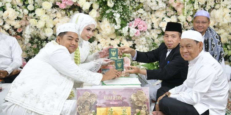 BUPATI HSS HADIRI AKAD NIKAH PUTRI WABUP H. SURIANI, DOAKAN MENJADI KELUARGA SAKINAH, MAWADDAH, WARAHMAH