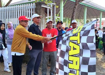 SEMANGAT KEMERDEKAAN DI WASAH HULU, SEKDA HSS LEPAS JALAN SEHAT HUT RI KE-81 DI MTSN 2 HSS