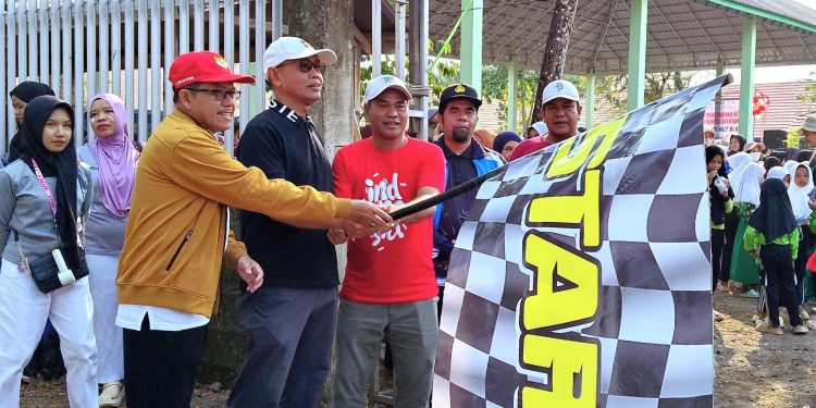 SEMANGAT KEMERDEKAAN DI WASAH HULU, SEKDA HSS LEPAS JALAN SEHAT HUT RI KE-81 DI MTSN 2 HSS