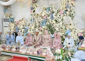 “HANGAT DAN PENUH DOA, KETUA TP PKK HSS HADIRI SESERAHAN PERNIKAHAN PUTRI WABUP HSS”