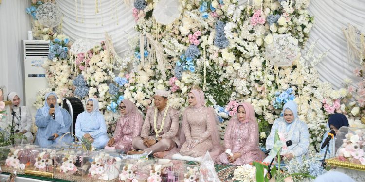 “HANGAT DAN PENUH DOA, KETUA TP PKK HSS HADIRI SESERAHAN PERNIKAHAN PUTRI WABUP HSS”