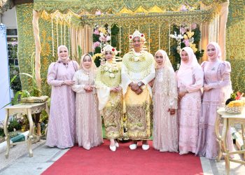 LESTARIKAN ADAT BANJAR, KETUA TP PKK HSS HADIRI PROSESI BAMANDI-MANDI PUTRI WAKIL BUPATI HSS