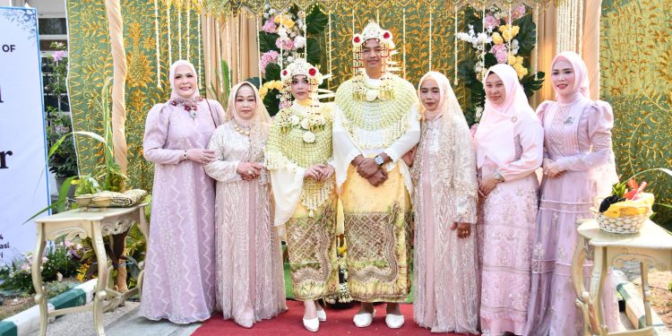 LESTARIKAN ADAT BANJAR, KETUA TP PKK HSS HADIRI PROSESI BAMANDI-MANDI PUTRI WAKIL BUPATI HSS