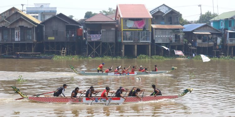 BUPATI HSS DORONG PENGEMBANGAN OLAHRAGA DAYUNG, PEMKAB AKAN SIAPKAN PERAHU NAGA BARU