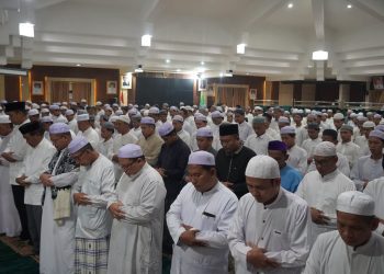 PEMKAB HSS GELAR SHOLAT HAJAT DAN PEMBACAAN BURDAH KELILING DI KANDANGAN