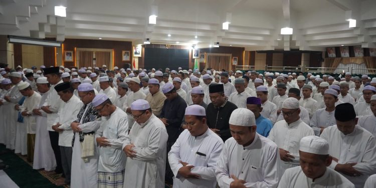 PEMKAB HSS GELAR SHOLAT HAJAT DAN PEMBACAAN BURDAH KELILING DI KANDANGAN