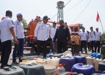 BUPATI HSS BERSAMA BPBD DAN TAGANA SALURKAN 10.000 LITER AIR BERSIH UNTUK WARGA DESA GUMBIL