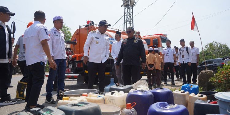 BUPATI HSS BERSAMA BPBD DAN TAGANA SALURKAN 10.000 LITER AIR BERSIH UNTUK WARGA DESA GUMBIL