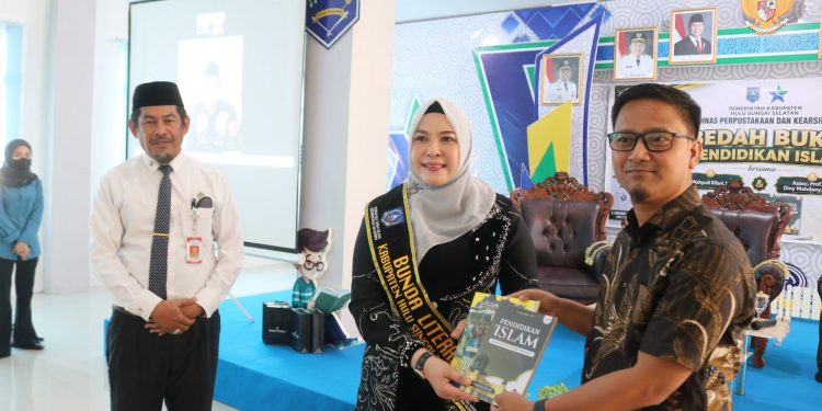 DORONG BUDAYA LITERASI, BUNDA LITERASI HSS BUKA KEGIATAN BEDAH BUKU PENDIDIKAN AGAMA ISLAM