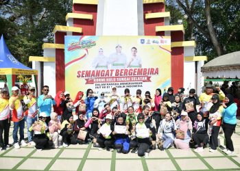 KETUA TP PKK HJ. MUSTAIDAH SERAHKAN MEDALI DAN HADIAH KEPADA PARA JUARA, SEMANGATI MASYARAKAT TERUS BEROLAHRAGA
