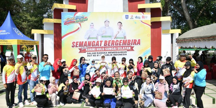 KETUA TP PKK HJ. MUSTAIDAH SERAHKAN MEDALI DAN HADIAH KEPADA PARA JUARA, SEMANGATI MASYARAKAT TERUS BEROLAHRAGA