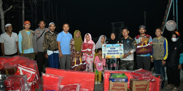 PEMKAB HSS SALURKAN BANTUAN UNTUK WARGA BAJAYAU YANG TERDAMPAK KEBAKARAN