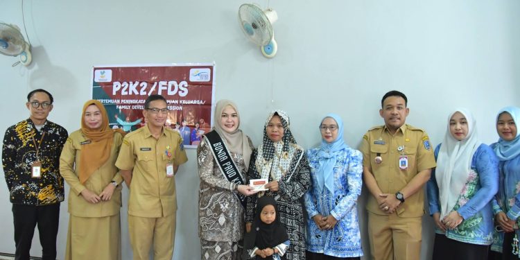 BUNDA PAUD HSS SERAHKAN BANTUAN PKH, PERKUAT DUKUNGAN BAGI KELUARGA DAN ANAK USIA DINI