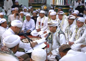 NIKAH MASSAL 13 PASANGAN SANTRI, WARNAI PERINGATAN MAULIDIRRASUL DI MASJID AR-RAUDHAH KANDANGAN, BUPATI HSS HADIR JADI SAKSI DAN SERAHKAN HIBAH RP 340 JUTA