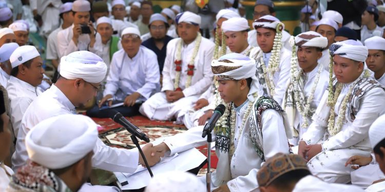 NIKAH MASSAL 13 PASANGAN SANTRI, WARNAI PERINGATAN MAULIDIRRASUL DI MASJID AR-RAUDHAH KANDANGAN, BUPATI HSS HADIR JADI SAKSI DAN SERAHKAN HIBAH RP 340 JUTA
