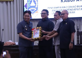 PEMKAB HSS SAMPAIKAN RANPERDA APBD 2027 DAN LAMBANG DAERAH DALAM PARIPURNA DPRD
