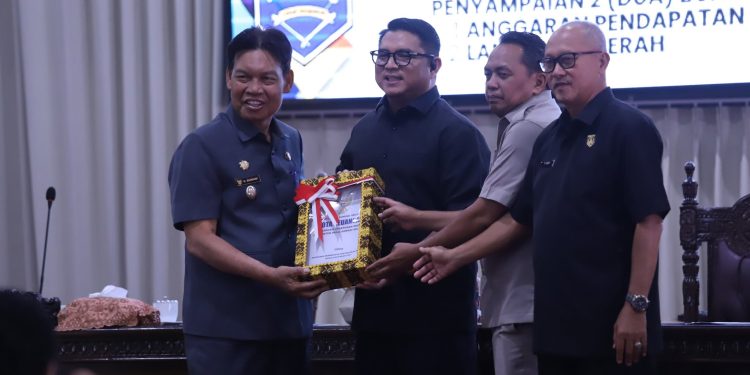 PEMKAB HSS SAMPAIKAN RANPERDA APBD 2027 DAN LAMBANG DAERAH DALAM PARIPURNA DPRD