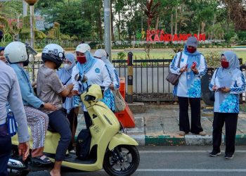 TP PKK HSS BAGIKAN 2.000 MASKER GRATIS, LINDUNGI WARGA DARI DAMPAK KABUT ASAP