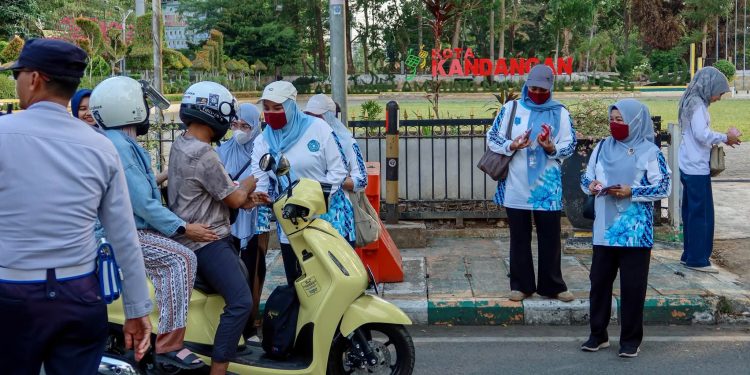 TP PKK HSS BAGIKAN 2.000 MASKER GRATIS, LINDUNGI WARGA DARI DAMPAK KABUT ASAP