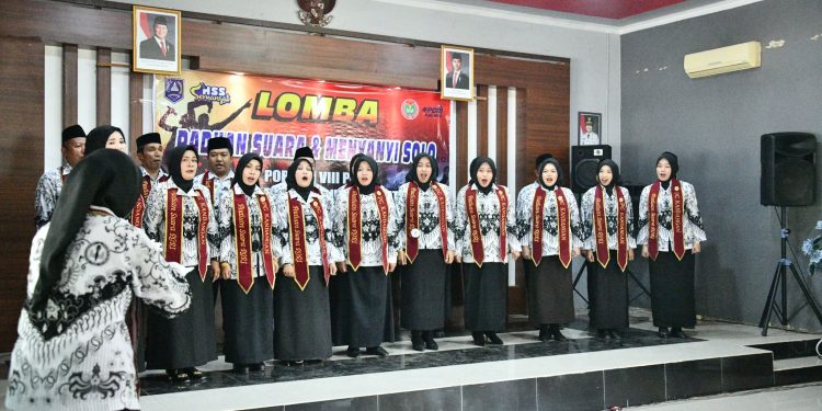 USAI DIBUKA BUPATI HSS PORSENI VIII PGRI LANGSUNG DIWARNAI PERSAINGAN GURU