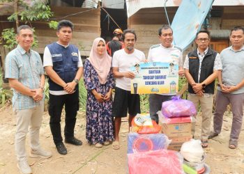 SERAHKAN BANTUAN UNTUK KORBAN POHON TUMBANG, BUPATI HSS SIAPKAN REGULASI PERCEPAT BANTUAN BENCANA