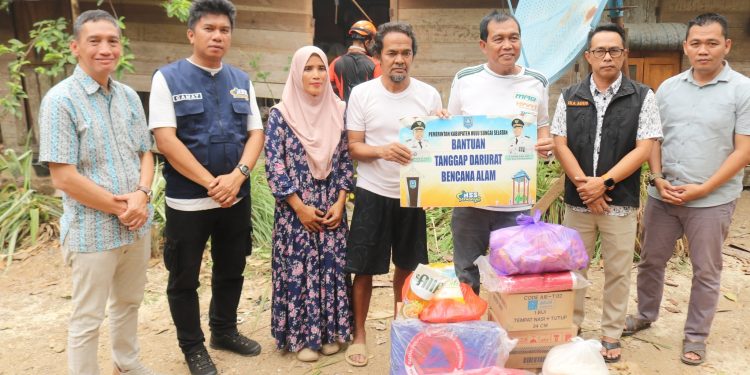 SERAHKAN BANTUAN UNTUK KORBAN POHON TUMBANG, BUPATI HSS SIAPKAN REGULASI PERCEPAT BANTUAN BENCANA